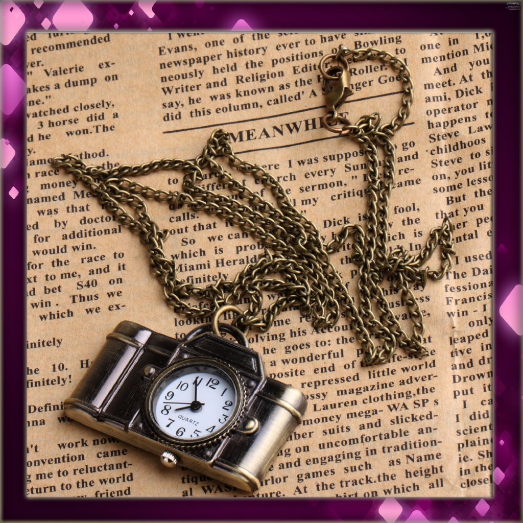 This adorable camera necklace is only $3.11 SHIPPED on Amazon