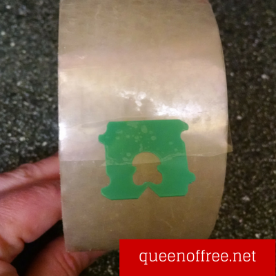 Check out these awesome Christmas lifehacks! Use a bread tab as a place holder for tape